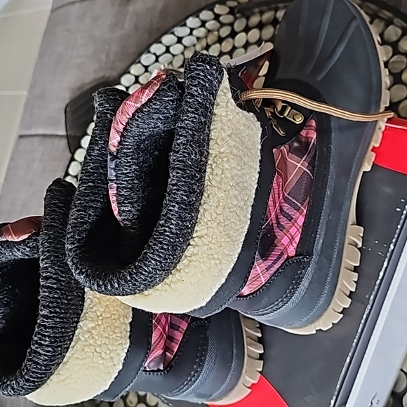 NWT Water Proof Boots - Picture 5 of 9